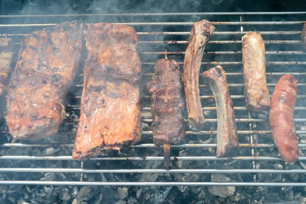 Bir yaz barbekü eti lezzetli çeşitler — Stok fotoğraf