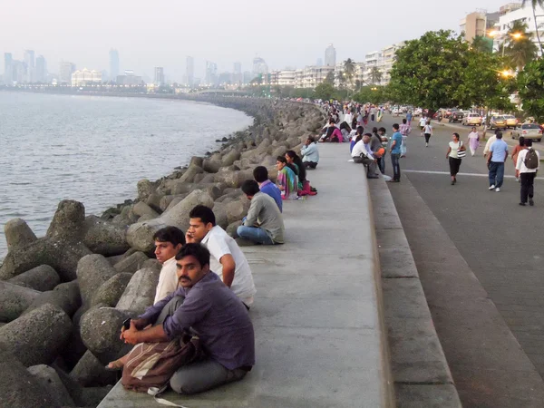 Människor avkopplande under solnedgången vid Marine Drive i Mumbai — Stockfoto