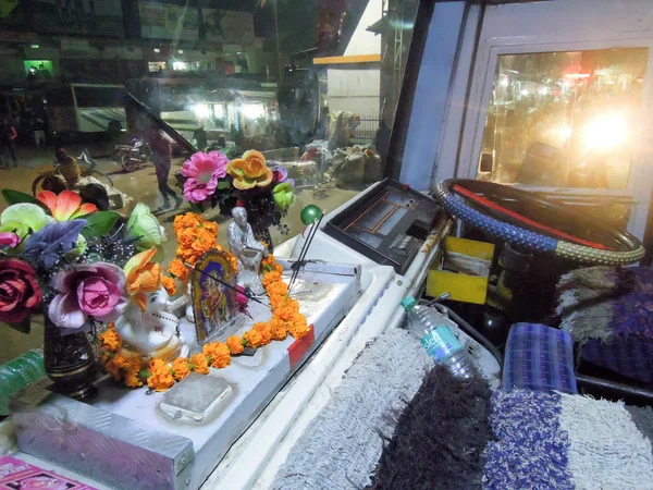 Pequeno templo indu em um ônibus em Sagar na Índia — Fotografia de Stock