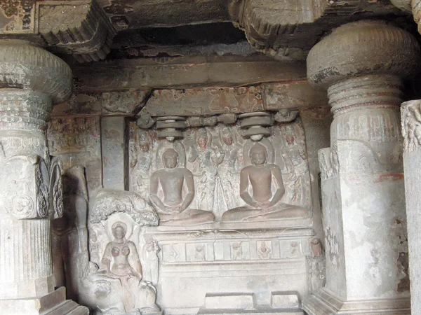 Statues sur les grottes d'Ellora près d'Aurangabad — Photo