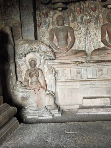 Statues sur les grottes d'Ellora près d'Aurangabad — Photo