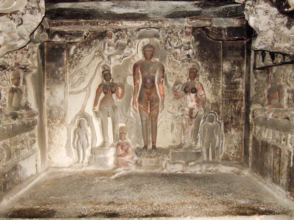 Statues sur les grottes d'Ellora près d'Aurangabad — Photo