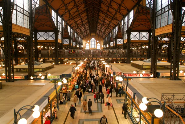 Ihmiset ostoksilla Great Market Hall Budapestissa — kuvapankkivalokuva