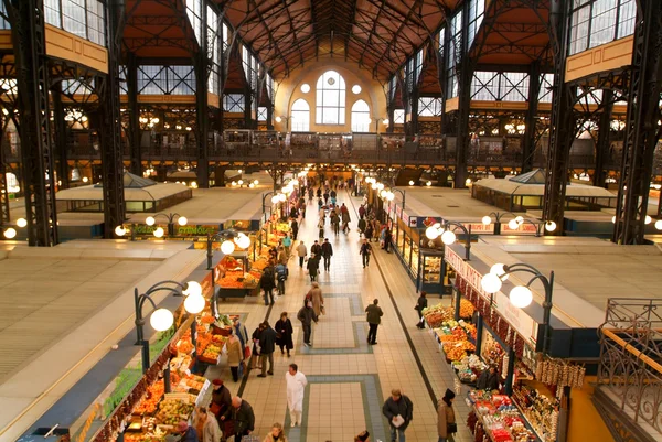 Mensen winkelen in de grote markthal in Budapest — Stockfoto
