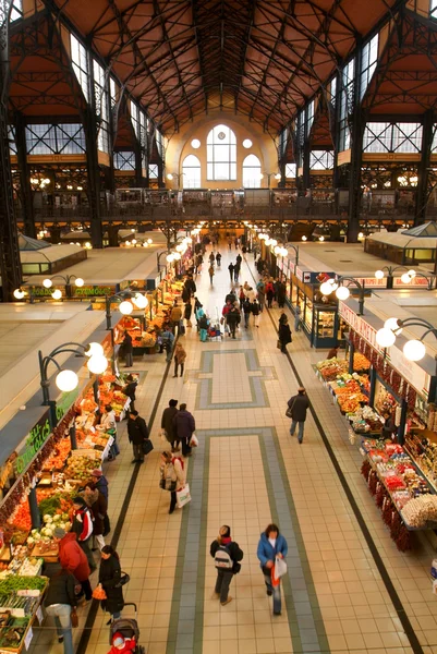 La gente fa shopping al Great Market Hall di Budapest — Foto Stock