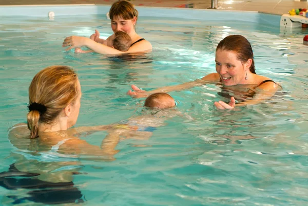 Vroege ontwikkeling zwemmen onderwijs klasse voor zuigelingen — Stockfoto