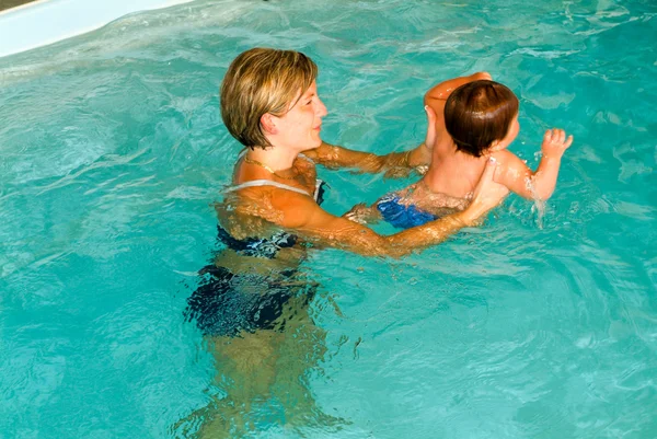 Vroege ontwikkeling zwemmen onderwijs klasse voor zuigelingen — Stockfoto