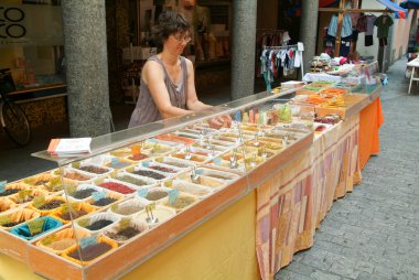 Çay ve piyasada Bellinzona baharat satan kadın