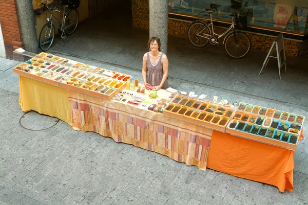 Woman selling tea and spices at the market of Bellinzona — Stock Photo, Image