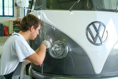 Bir otomatik mekanik bir araba işyerinde portresi