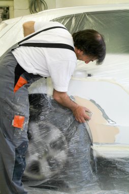 Mekanik oto tamircisi bir arabaya reparing