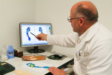 Doktor ortopedik tabanlık stüdyosunda bir hastaya hazırlama