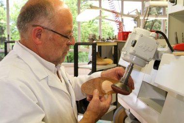 Doktor onun worksho bir hasta ortopedik tabanlık hazırlama