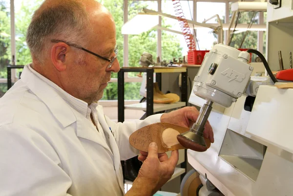 Médecin préparant semelles orthopédiques pour un patient sur son worksho — Photo