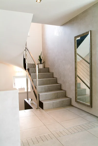Casa, interior, vista a la escalera — Foto de Stock