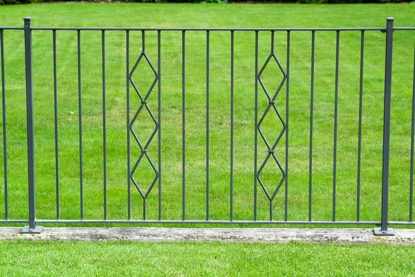 Чёрные кованые железные ворота — стоковое фото