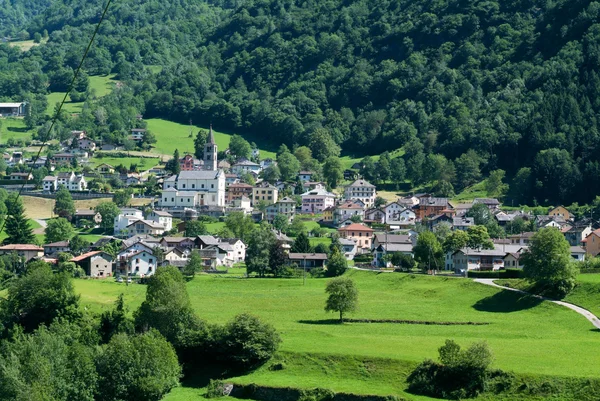 Villaggio di Lottigna sulla valle del Blenio — Foto Stock