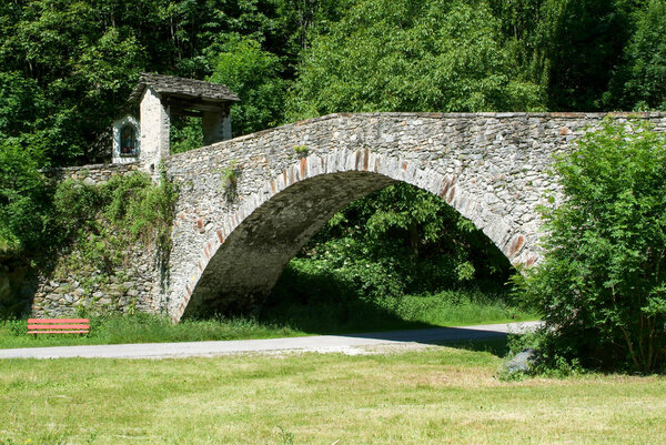 Старый римский мост в Лоттинье на долине Бленио
