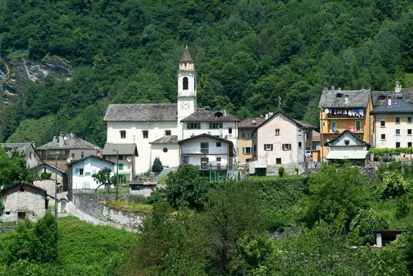 Le village de Dangio sur la vallée de Blenio — Photo