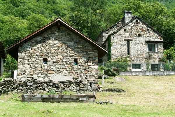Antiguas casas rurales en el pueblo de Lottigna — Foto de Stock