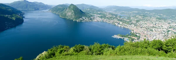 Panoramę zatoki Lugano z Mount Bre — Zdjęcie stockowe