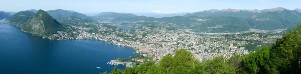 Panoramę zatoki Lugano z Mount Bre — Zdjęcie stockowe