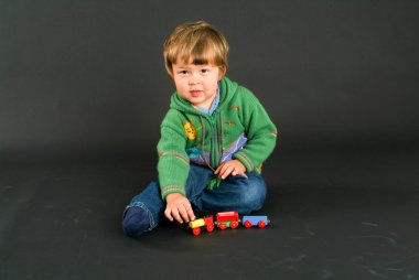 Genç çocuk bir renkli oyuncak tren ile poz