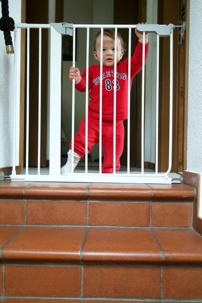 Negen maanden oude baby man achter de kooi — Stockfoto