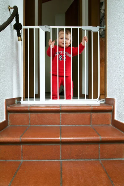Niño varón de nueve meses detrás de la jaula — Foto de Stock