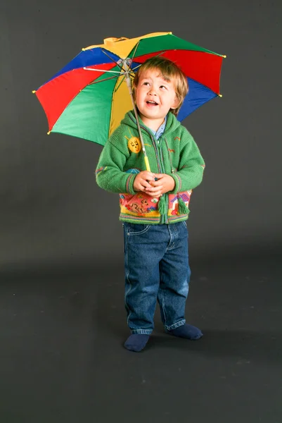Junge posiert mit Regenschirm — Stockfoto