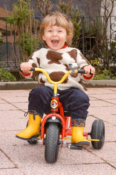 Neun Monate alter Säugling fährt Dreirad — Stockfoto