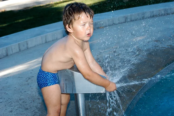 Niño en un parque acuático — Foto de Stock