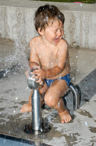 Niño en un parque acuático — Foto de Stock