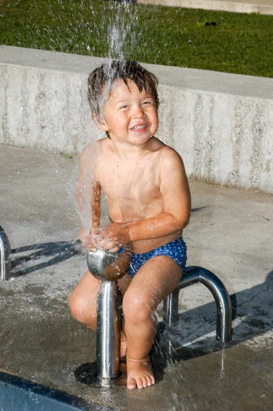 Kleine jongen op een waterpark — Stockfoto