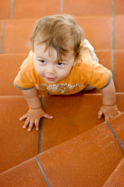 Nove mesi bambino maschio strisciare — Foto Stock