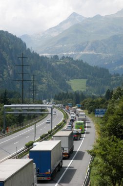 Gotthard tüneli yakınındaki Araçlar