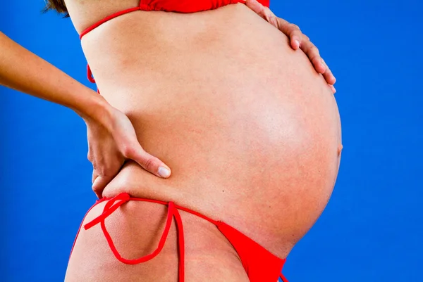 Kobieta w ciąży z rąk na brzuch — Zdjęcie stockowe