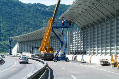 gürültü engelleri yüklenmesi sırasında işçilerin