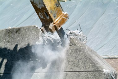 液压挖掘机破墙上的一条公路Hidrolik kazıcı bir duvar kırma