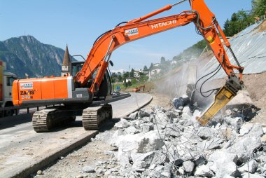液压挖掘机破墙上的一条公路Hidrolik kazıcı bir duvar kırma