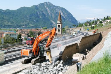 液压挖掘机破墙上的一条公路Hidrolik kazıcı bir duvar kırma