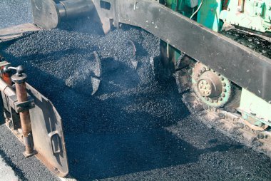 İşçi ve araçlar asfaltlama yapmak