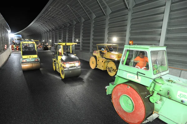 Trabajadores y vehículos durante el trabajo — Foto de Stock
