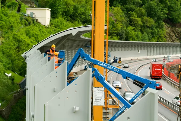 Trabajadores durante la instalación de barreras acústicas — Foto de Stock