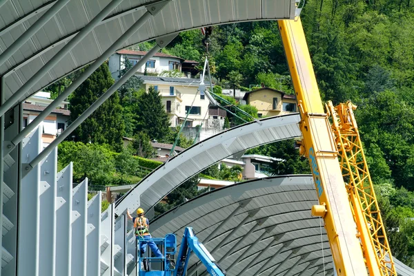 Workers during the installation of noise barriers — Stock Photo, Image