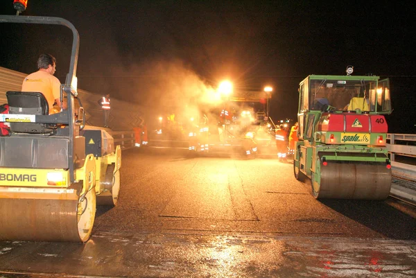 Trabajadores y vehículos durante el trabajo — Foto de Stock