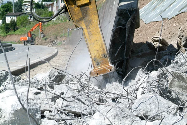 Excavadora hidráulica rompiendo una pared — Foto de Stock