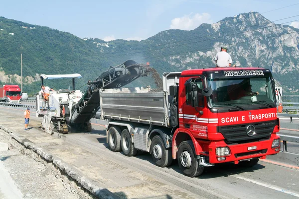 Lavoratori e veicoli durante la fresatura stradale — Foto Stock