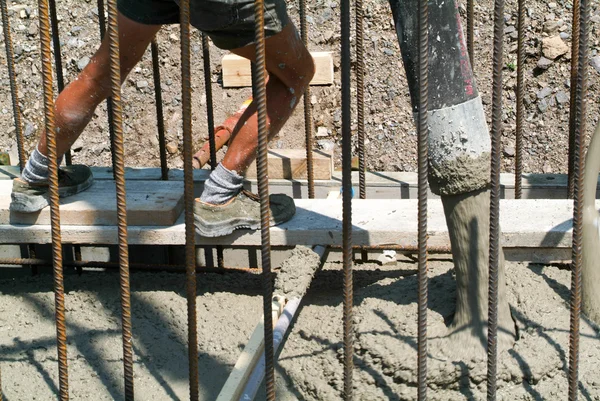Wylewanie cementu ulicy pracownika — Zdjęcie stockowe