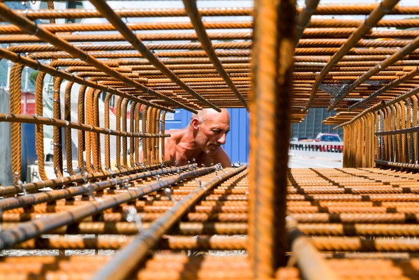 Trabalhador amarrando vergalhões para construção — Fotografia de Stock